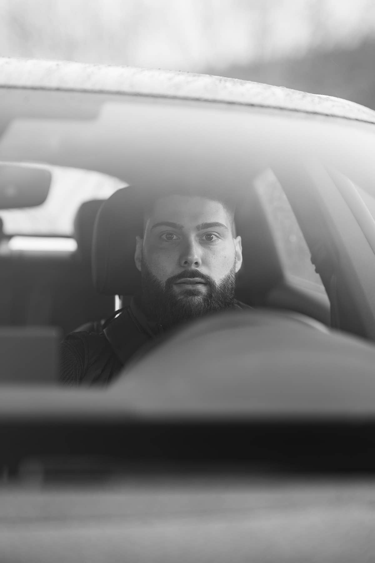 Sicherheitsfahrer als Teil des Personenschutzkonzepts von DERLO, fotografiert durch die Windschutzscheibe.