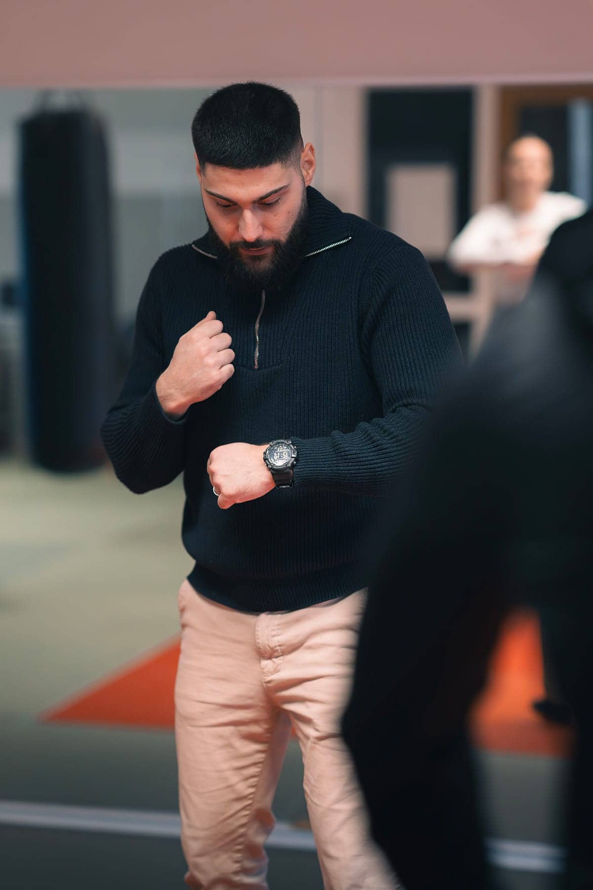 Selbstschutz und Sicherheitstraining bei DERLO: Der Trainer bereitet im Trainingsraum die nächste Übung vor.