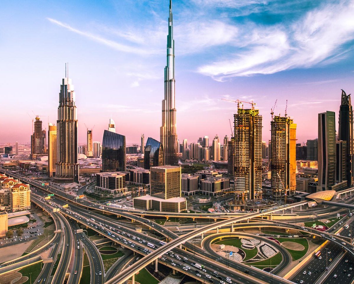 Panorama der Innenstadt von Dubai mit Burj Khalifa und modernen Wolkenkratzern.