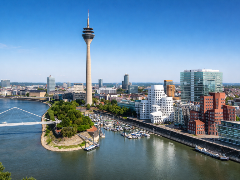 Blick auf den MedienHafen Düsseldorf mit Rheinturm und modernen Gebäuden.