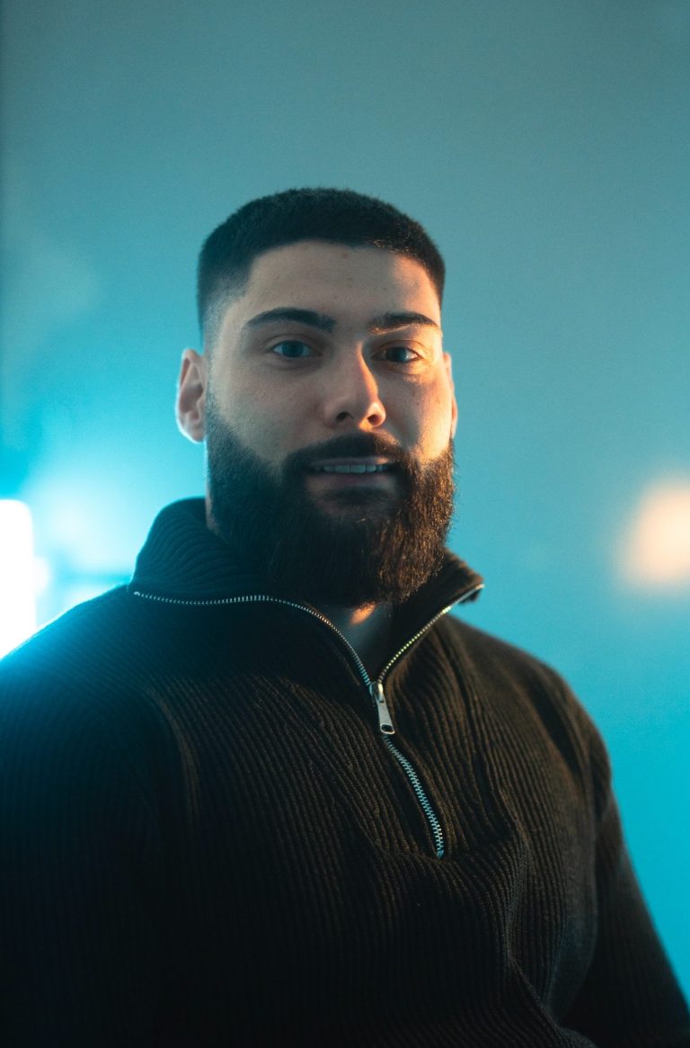 Mann mit Bart und Kurzhaarschnitt, schaut direkt in die Kamera.