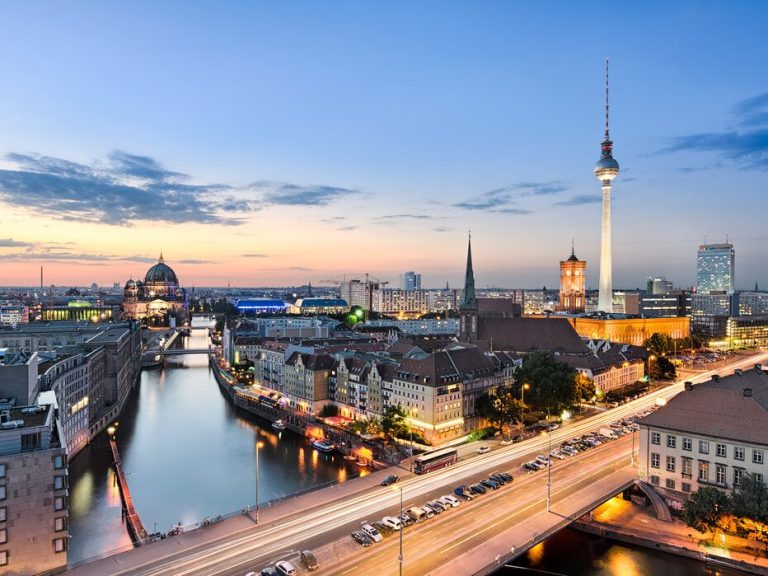 Skyline von Berlin in der Nacht. 