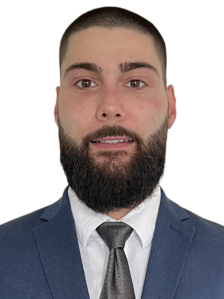 Mann mit Bart und kurz geschorenem Haar, trägt einen Anzug und eine Krawatte. Inhaber Marc Derlich