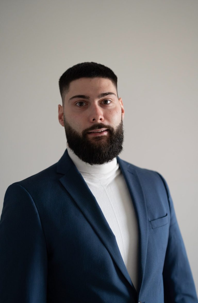 Weltkugel mit einem Flugzeug, das durch einen Zielkreis fliegt.